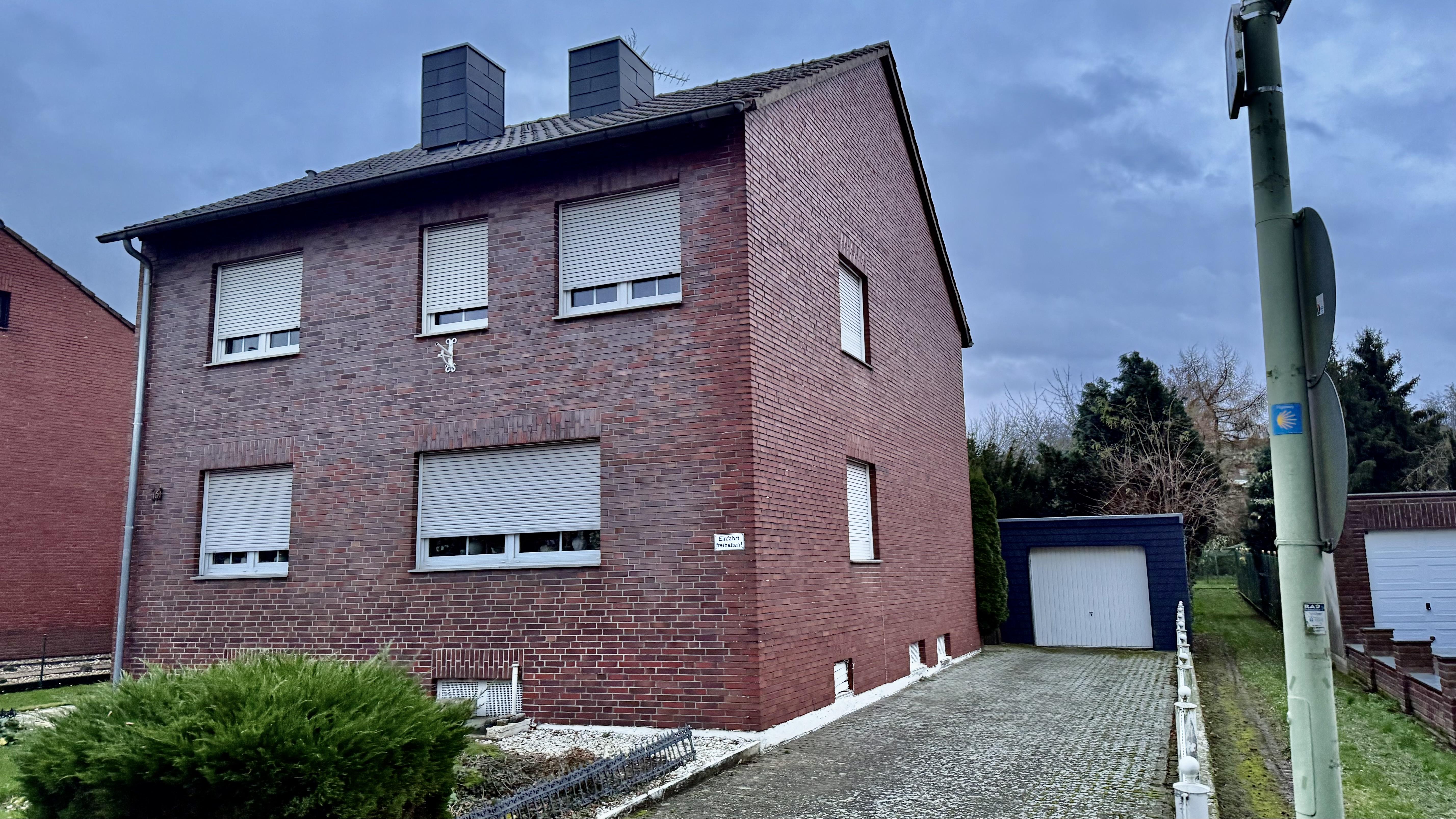 V E R K A U F T    Freihstehndes Einfamilienhaus mit Garage XXL Grundstück - Bild# 3